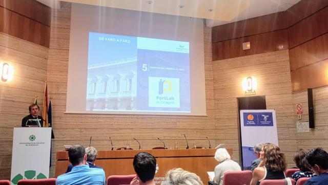 El presidente de la Autoridad Portuaria de Cartagena, Pedro Pablo Hernández, imparte este viernes la ponencia 'De Faro a Faro: un modelo innovador en la integración puerto-ciudad'.