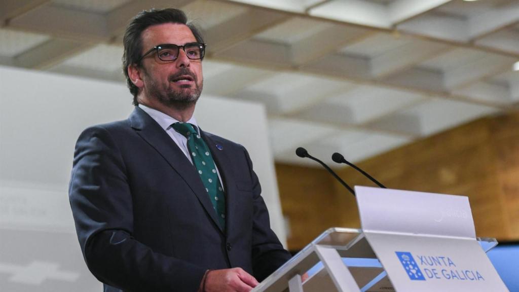 El conselleiro de Presidencia, Xustiza e Deportes, Diego Calvo, ofrece la rueda de prensa posterior al Consello de la Xunta.