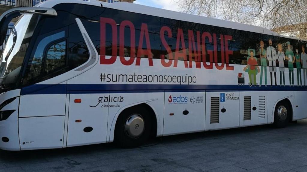 Uno de los autobuses que recogen donaciones.