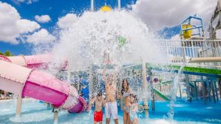 Una familia disfrutando de un parque acuático en Madrid.