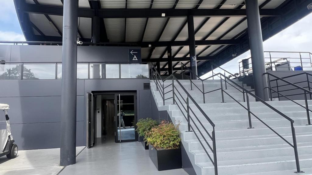 Acceso a las gradas de Abegondo.