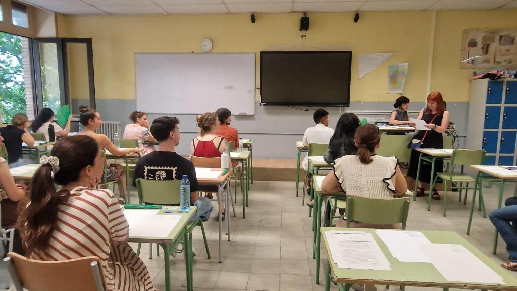 Aspirantes antes de realizar el examen de las oposiciones.