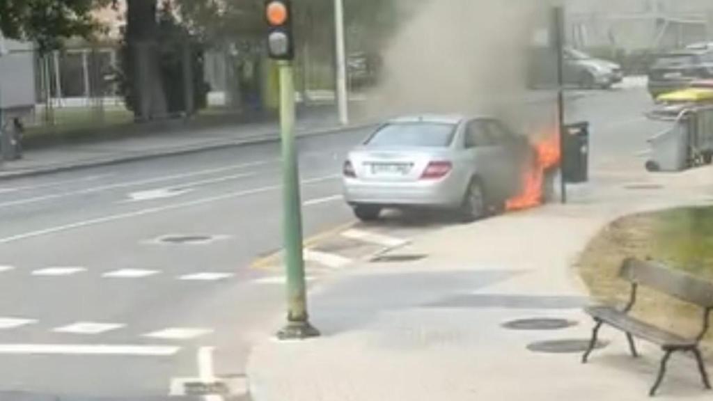 Imagen del coche ardiendo.