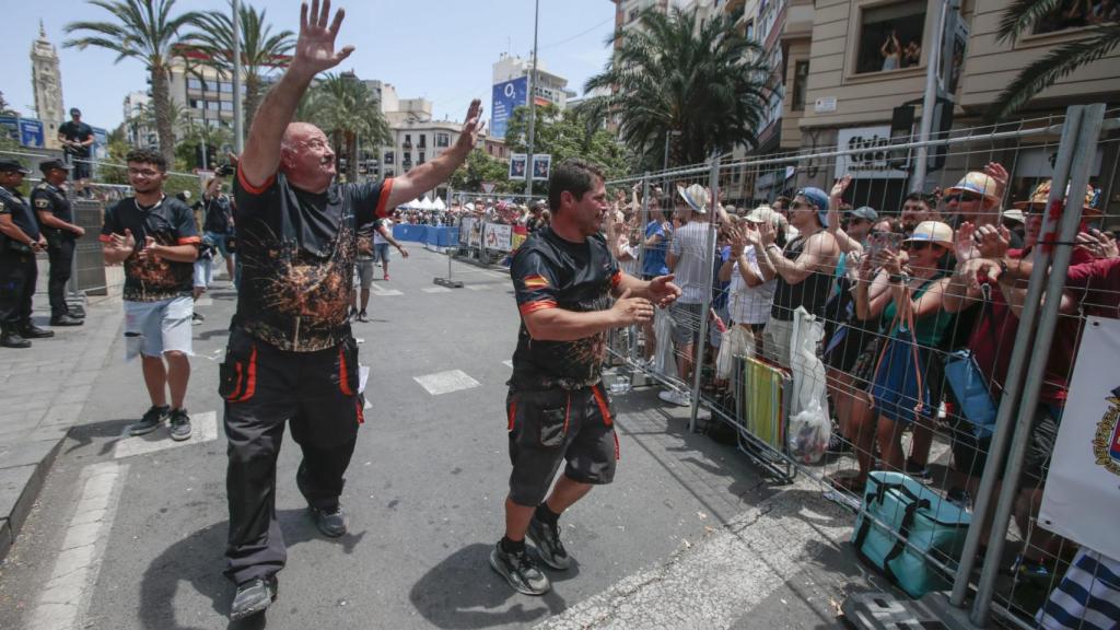 Los pirotécnicos reciben el homenaje de los asistentes.