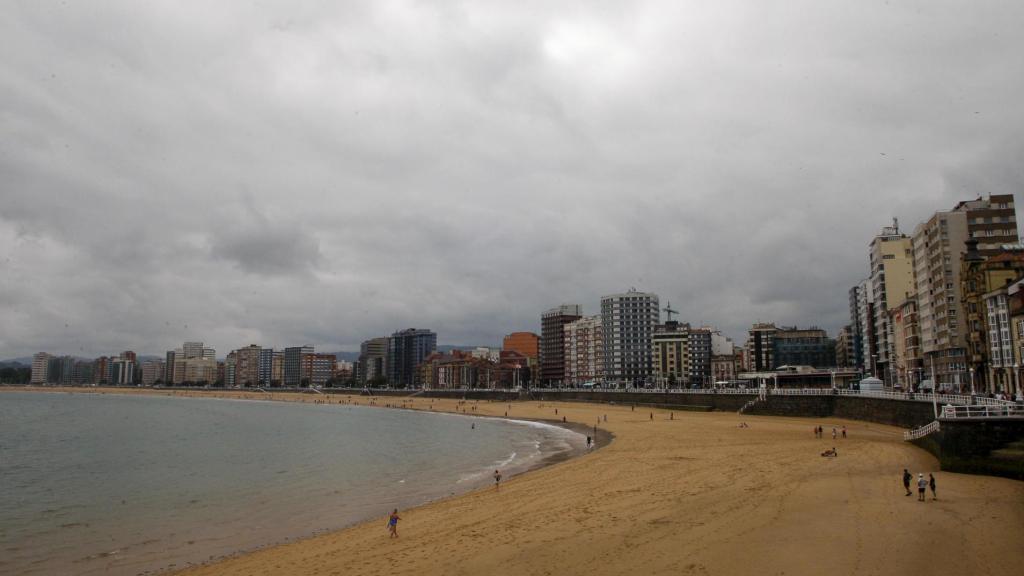 La Playa de San Lorenzo, en Gijón, este lunes.