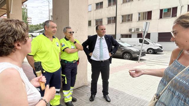 El alcalde de Talavera de la Reina, José Julián Gregorio, en la zona afectada por la detonación.