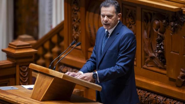 El primer ministro portugués, Luis Montenegro, interviene durante la sesión plenaria de presentación del Programa del XXV Gobierno Constitucional en la Asamblea de la República, en Lisboa.