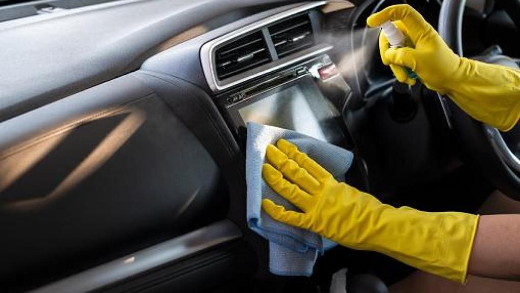 Imagen de limpieza de un salpicadero con pantalla.