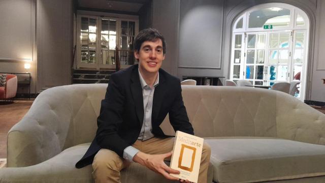 Ignacio Mateos con su primer libro 'Meditarte'.