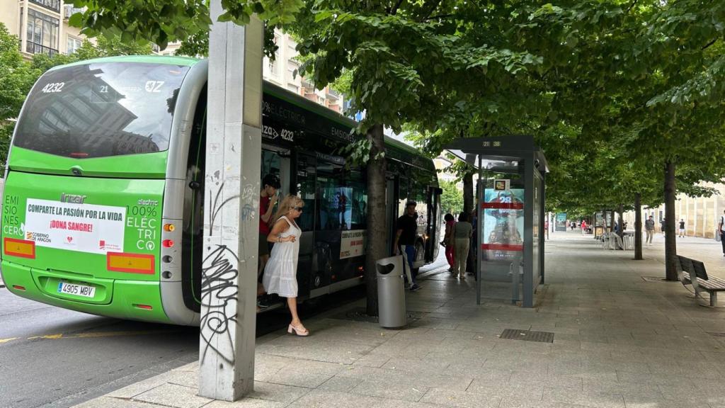 Un autobús urbano de Zaragoza, en pleno paseo de la Independencia.