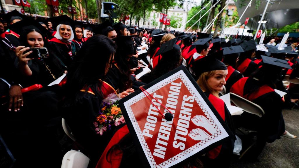 Un estudiante graduado lleva su birrete, decorado con una declaración de apoyo a los estudiantes internacionales en la Universidad de Harvard en Cambridge , Massachusetts, EEUU.