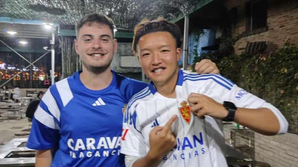 Navarro les regaló camisetas del Real Zaragoza.