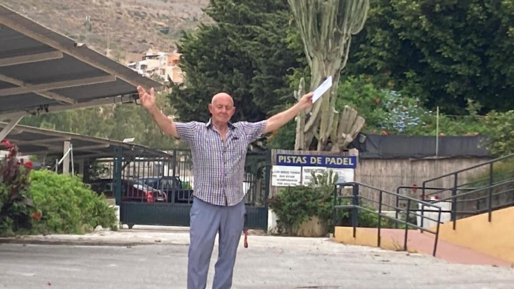 Antonio Gálvez, en el aparcamiento de su establecimiento, totalmente vacío.