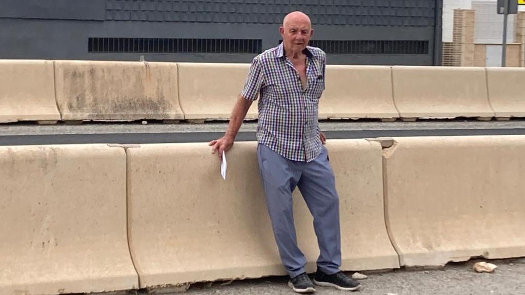 El hostelero, apoyado en la mediana que impide cruzar hacia la costa.