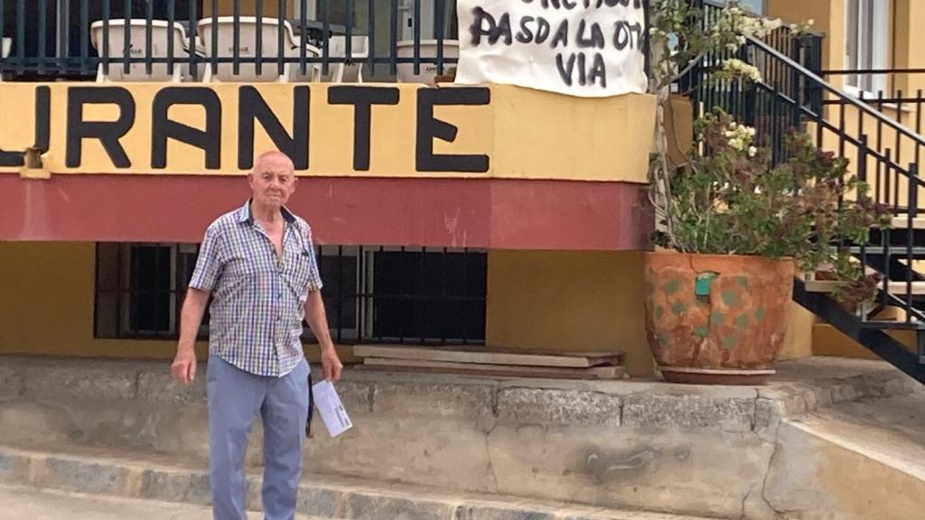 El hombre, de 81 años, en la puerta de su hotel, que también tiene restaurante.