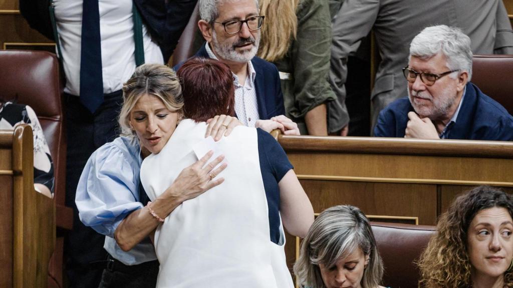 Díaz y Micó se abrazan en el Congreso. Carlos Luján / EP