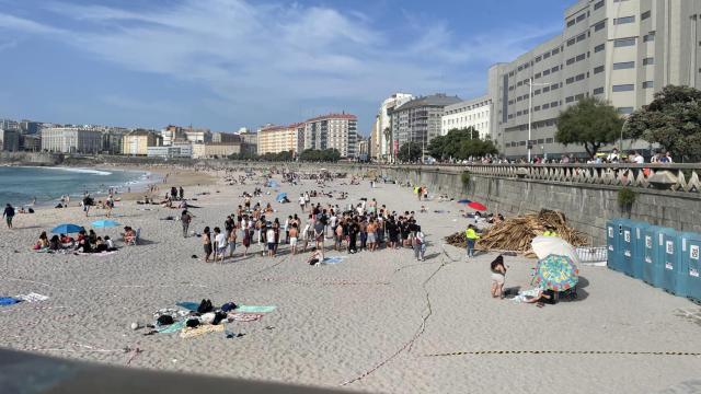 Playa del Orzán en la tarde de San Juan con el comienzo del reparto de madera.
