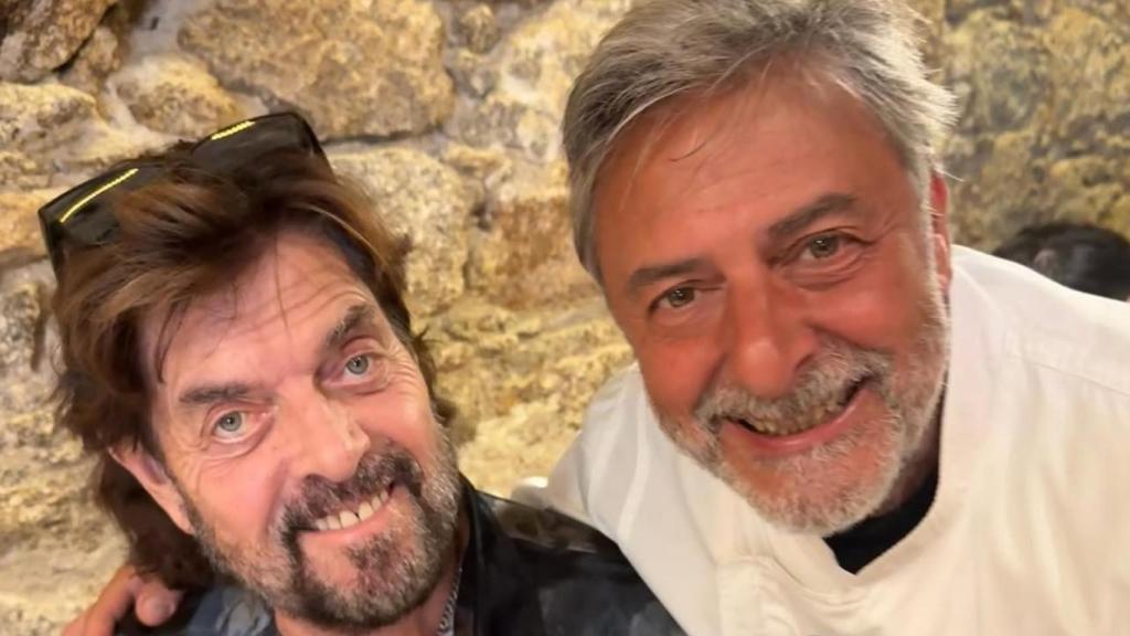 Imagen del artista junto al propietario del restaurante.