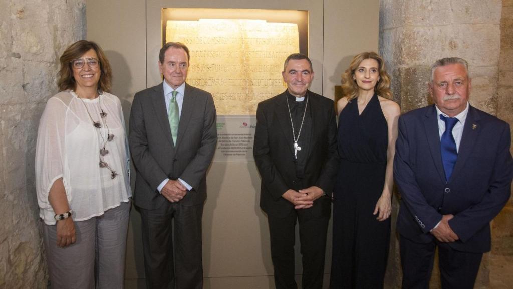 La presidenta de la Diputación de Palencia, Ángeles Armisén; el presidente de la Fundación Ibedrola España, Jaime Alfonsín; el obispo de Palencia, Mikel Garciandía; la viceconsejera de Acción Cultural de la Junta de Castilla y León, Mar Sancho; y el alcalde de Venta de Baños, José María López