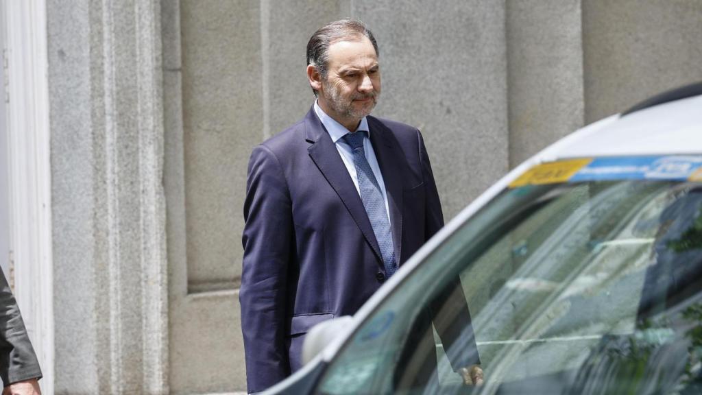 El exministro de Fomento José Luis Ábalos este lunes tras declarar ante el Tribunal Supremo.