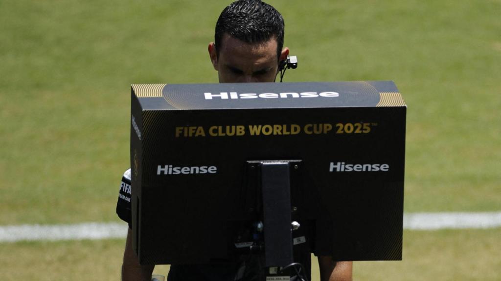 El árbitro del Atlético - Botafogo revisa un posible penalti en el VAR.