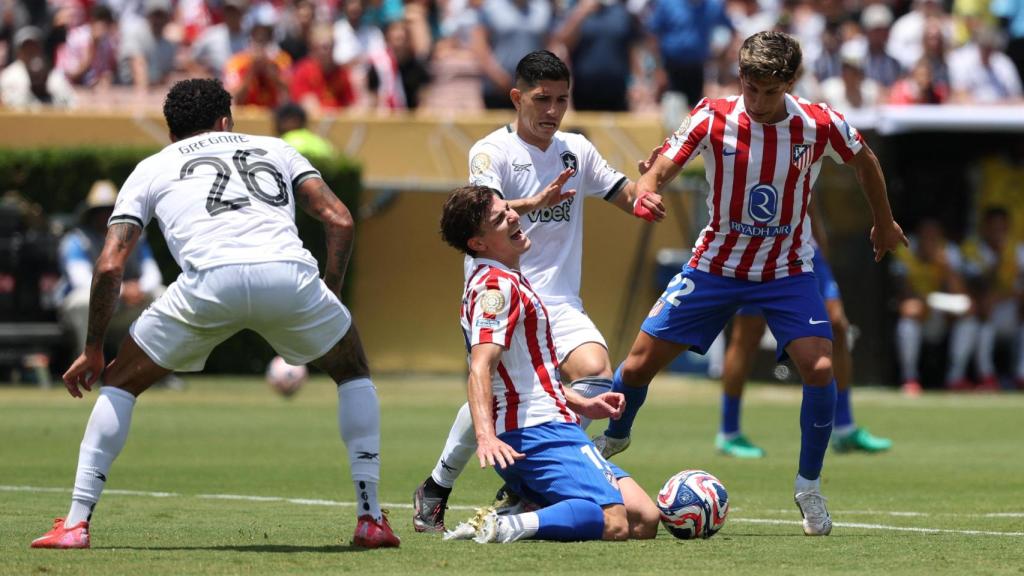 Julián Álvarez pide un penalti en el partido ante Botafogo.