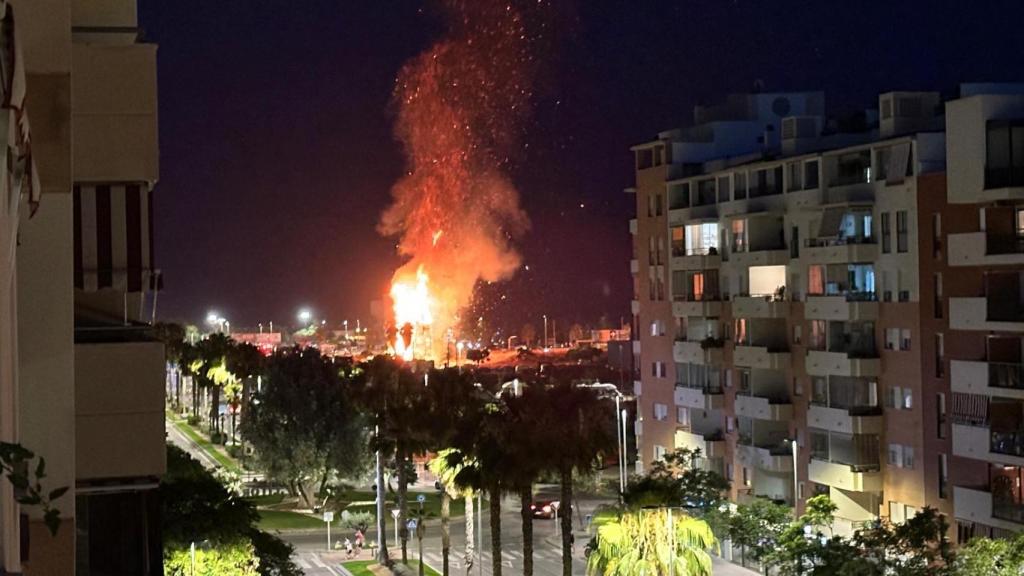 Imagen del fuego desde uno de los edificios cercanos.