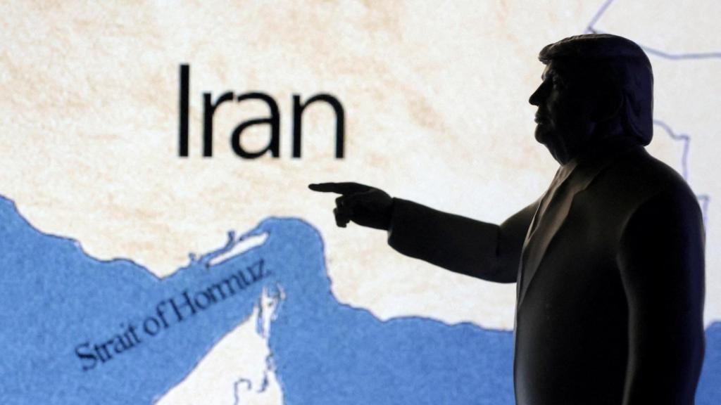 Un mapa que muestra el estrecho de Ormuz e Irán aparece detrás de una miniatura impresa en 3D del presidente de EE UU, Donald Trump, en esta ilustración tomada el 22 de junio de 2025.