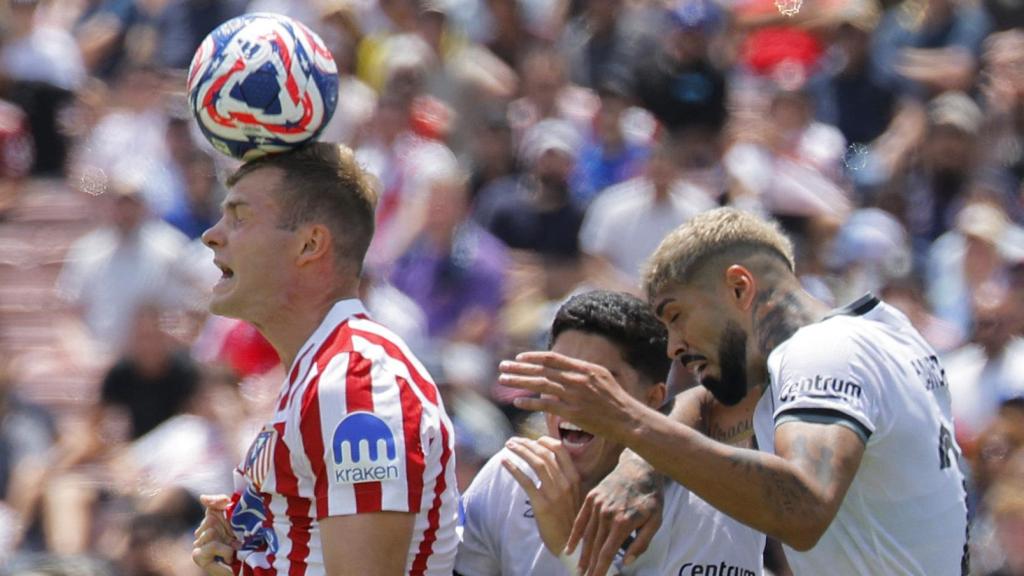 Alexander Sorloth se adelanta a los jugadores del Botafogo y remata el balón con la cabeza