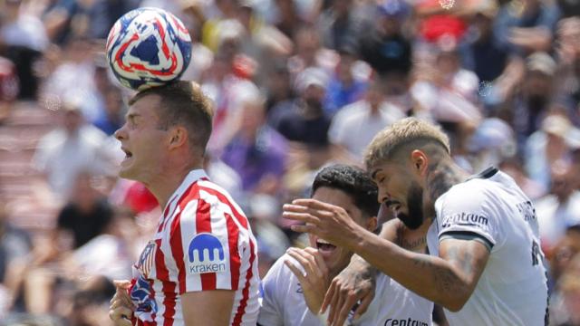 Alexander Sorloth se adelanta a los jugadores del Botafogo y remata el balón con la cabeza