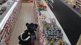 Una pareja robando en un supermercado de Arroyo de la Encomienda (Valladolid)