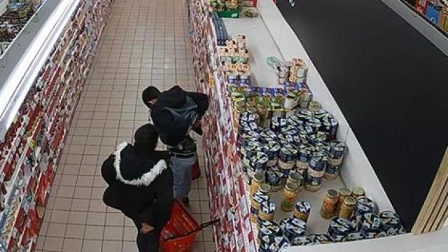 Una pareja robando en un supermercado de Arroyo de la Encomienda (Valladolid)