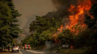 Imagen de archivo de las labores de extinción en un incendio en Carballeda (Orense).