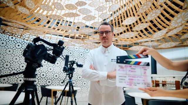 El chef Paco Morales rodando el documental de su restaurante Noor.