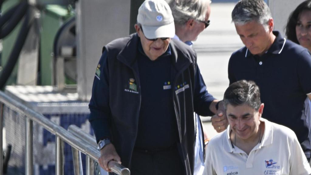 El emérito Juan Carlos, apoyado en uno de sus hombres de confianza, en Sanxenxo.