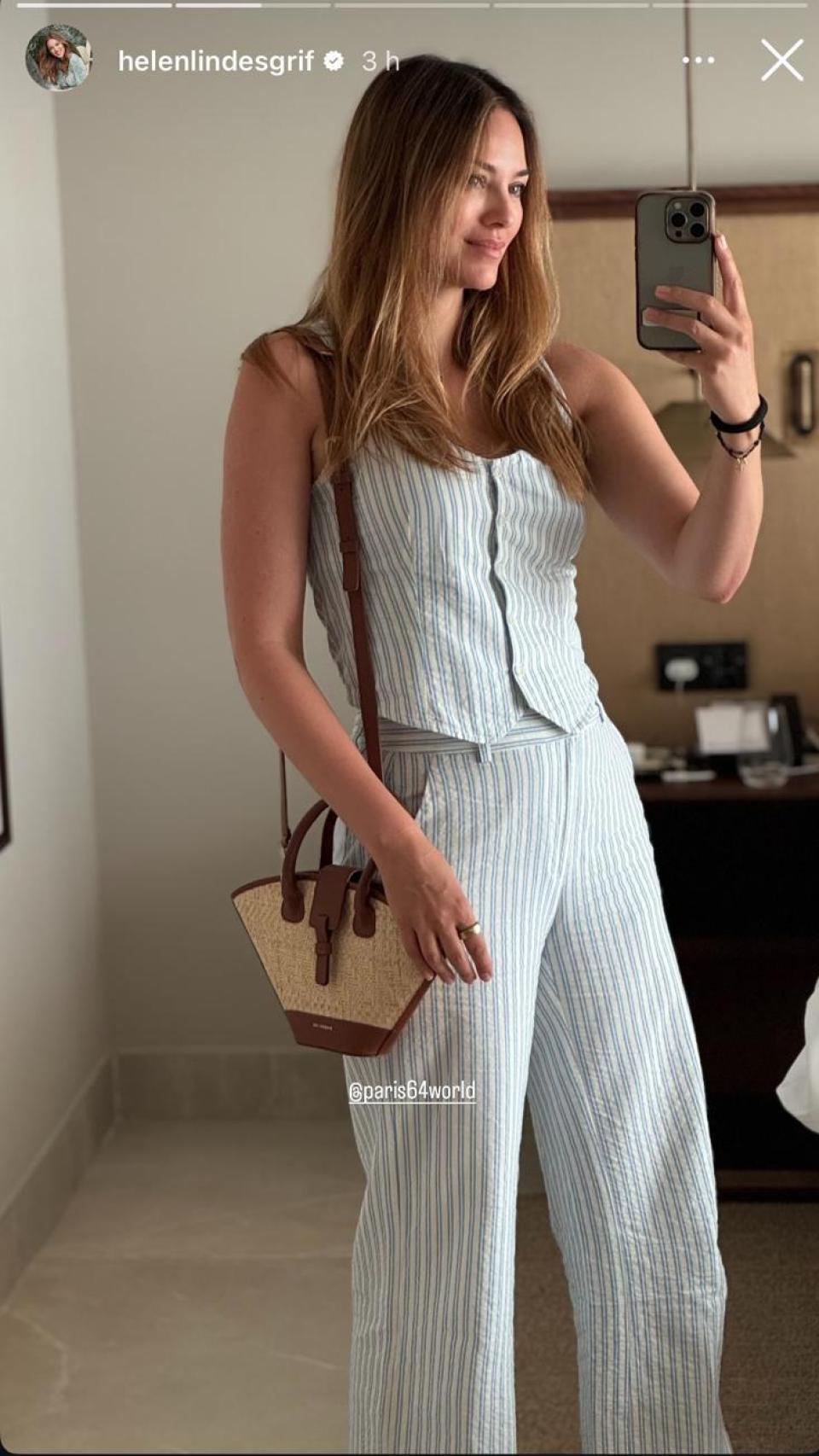 Helen Lindes con un 'total look' y un mini capazo como complemento.