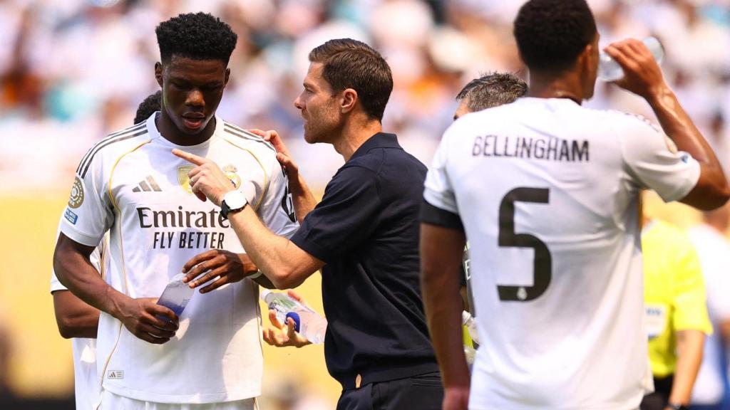 Xabi Alonso habla con Aurelien Tchouameni durante el partido frente al Al Hilal