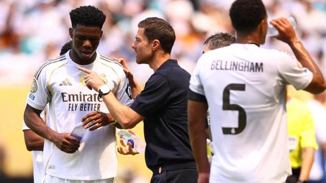 Xabi Alonso habla con Aurelien Tchouameni durante el partido frente al Al Hilal