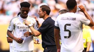 Xabi Alonso habla con Aurelien Tchouameni durante el partido frente al Al Hilal