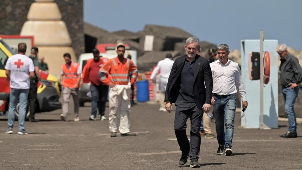 Fernando Clavijo, presidente del Gobierno de Canarias, en el puerto de La Restinga (El Hierro), tras el vuelco de un cayuco donde murieron siete personas, a finales de mayo.