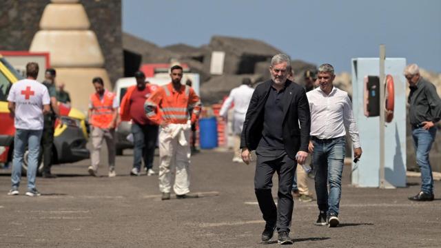 Fernando Clavijo, presidente del Gobierno de Canarias, en el puerto de La Restinga (El Hierro), tras el vuelco de un cayuco donde murieron siete personas, a finales de mayo.