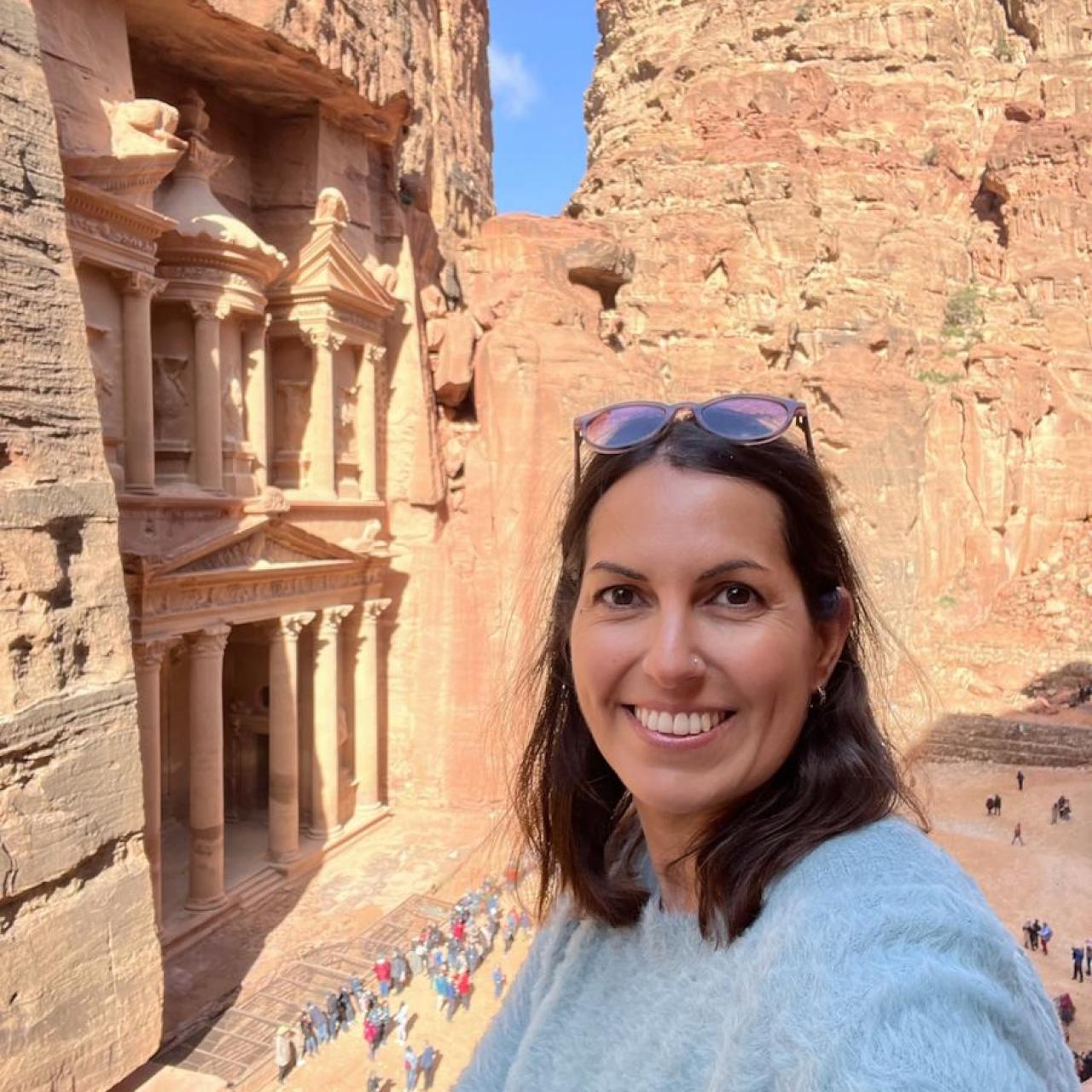 Estela Gómez posando ante la ciudad de Petra, en Jordania.