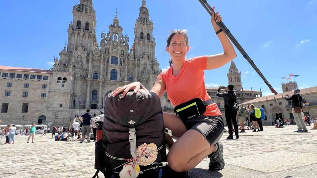 Estela Gómez tras finalizar el Camino de Santiago, en Galicia, España.