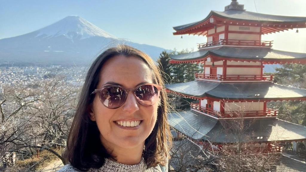 Estela Gómez frente a una pagoda en Japón.