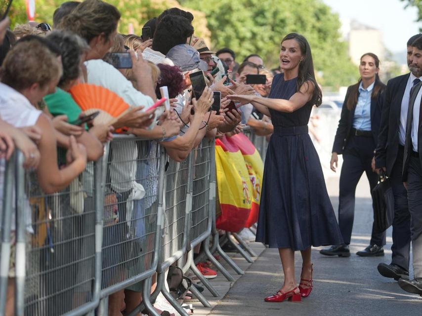 La Reina saluda a la multitud.