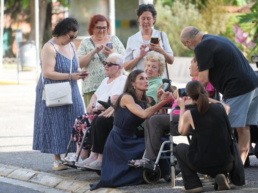 Letizia se ha mostrado muy cariñosa con los vecinos de más edad.