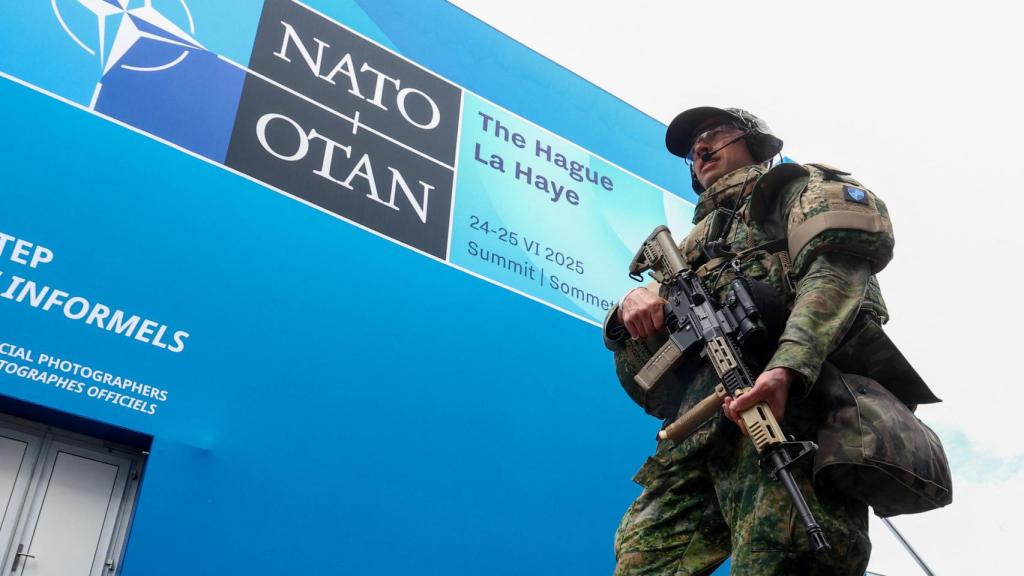 Un miembro del Ejército neerlandés patrulla en vísperas de la cumbre de la OTAN en La Haya, Países Bajos, el 23 de junio de 2025.