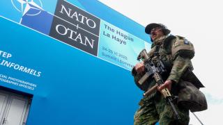 Un miembro del Ejército neerlandés patrulla en vísperas de la cumbre de la OTAN en La Haya, Países Bajos, el 23 de junio de 2025.