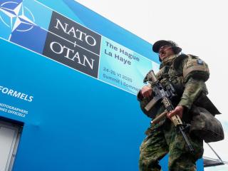 Un miembro del Ejército neerlandés patrulla en vísperas de la cumbre de la OTAN en La Haya, Países Bajos, el 23 de junio de 2025.