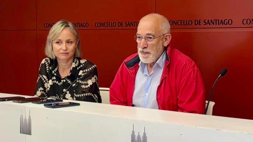 Los ediles socialistas este lunes durante una rueda de prensa.
